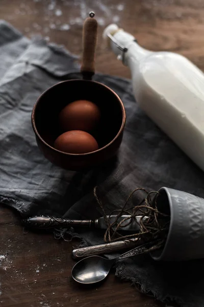 Tiro Alto Ângulo Ovos Uma Garrafa Leite Utensílios Para Assar — Fotografia de Stock