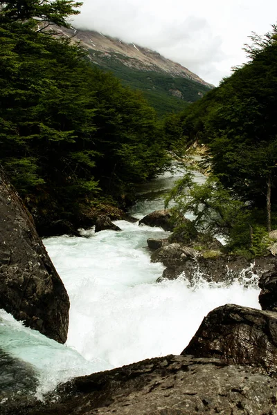 Tiro Vertical Córrego Fluindo Através Das Montanhas — Fotografia de Stock