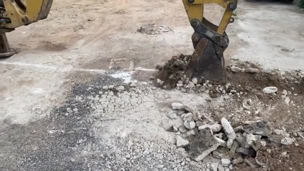 シャベルで地面を掘る掘削機 — ストック動画