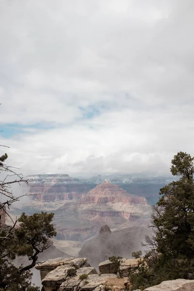 Uma Vista Deslumbrante Penhascos Rochosos Grand Canyon Visível Através Névoa — Fotografia de Stock