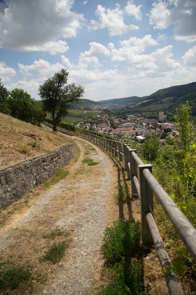 Eine Schmale Landstraße Auf Dem Hügel Oberhalb Der Stadt — Stockfoto