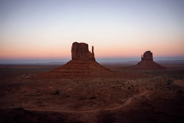 Uma Bela Vista Monument Valley Contra Colorido Céu Pôr Sol — Fotografia de Stock