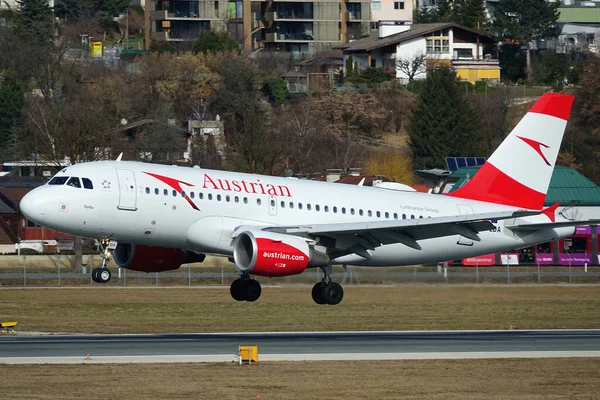 Innsbruck Austria Febrero 2020 Vuelo Aterrizaje Austrian Airlines Airbus A320 — Foto de Stock