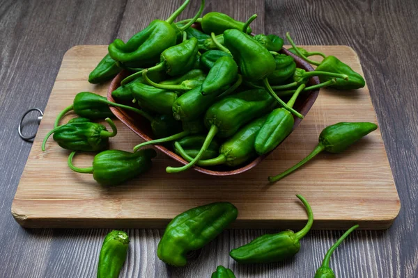 Pimientos Verdes Crudos Tazón Sobre Una Mesa — Foto de Stock