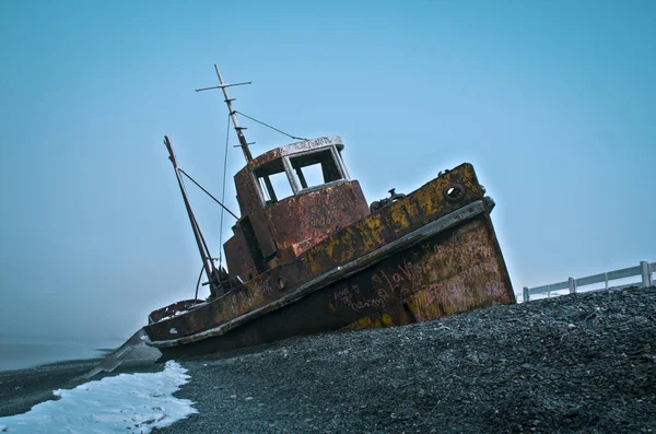 Egy Elhagyatott Rozsdás Hajó Parton — Stock Fotó
