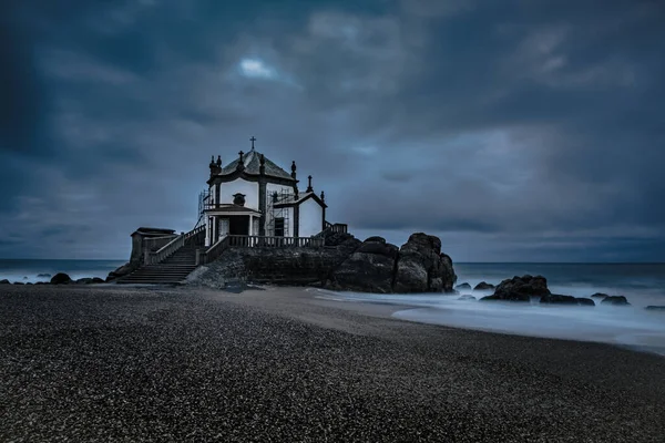 Vacker Utsikt Över Senhor Pedra Kapell Byggt Klippor Stranden Portugal — Stockfoto