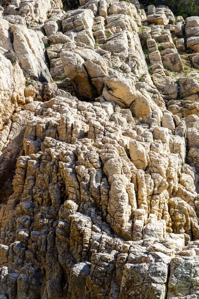 Eine Vertikale Aufnahme Von Küstensteinen Auf Mallorca Spanien — Stockfoto