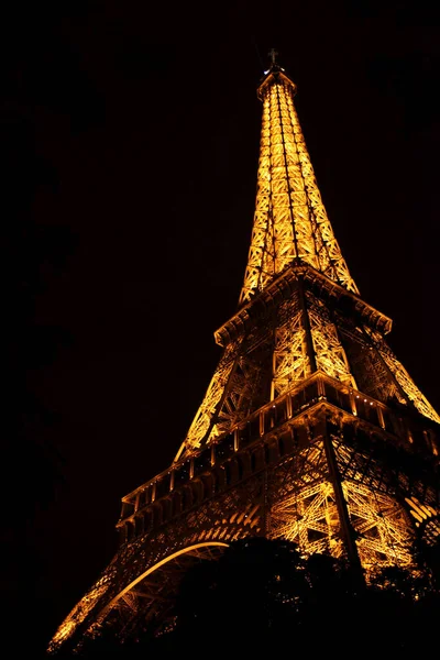 Ângulo Baixo Torre Eiffel Iluminado Noite Escura Paris Franc — Fotografia de Stock