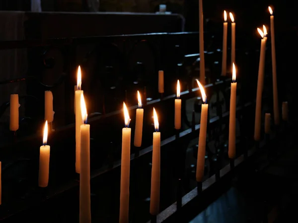 Ωραία Κοντινή Φωτογραφία Αναμμένα Κεριά Μια Εκκλησία — Φωτογραφία Αρχείου