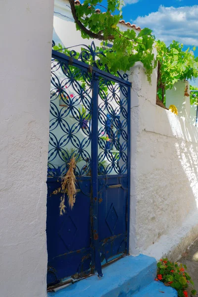 Arquitetura Tradicional Ilha Bairro Com Ruas Estreitas Porta Azul Skiathos — Fotografia de Stock