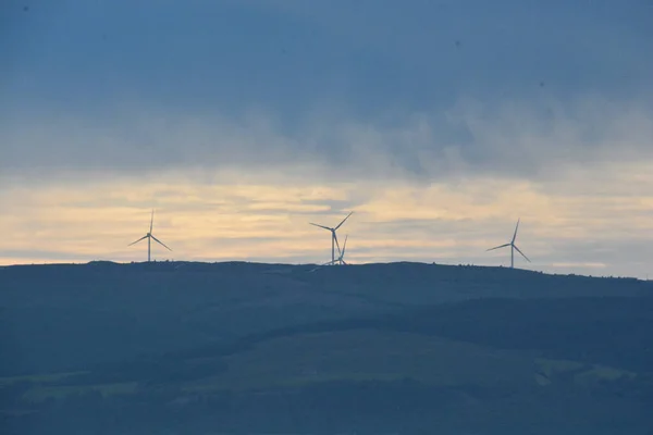 Una Vista Panorámica Gran Campo Con Generadores Molinos Viento Bajo — Foto de Stock