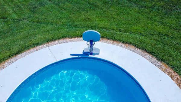 여름에 수영장 위에서 훌라후프와 — 스톡 사진