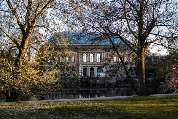 Das K21 Bauwerk Düsseldorf Versteckt Unter Bäumen Und Mit Blick — Stockfoto