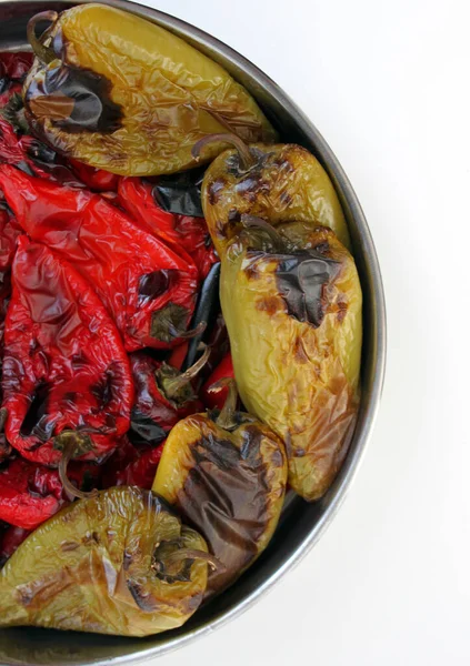 Vertikal Närbild Traditionell Bulgarisk Måltid Fyllda Paprika Isolerad Vit Bakgrund — Stockfoto