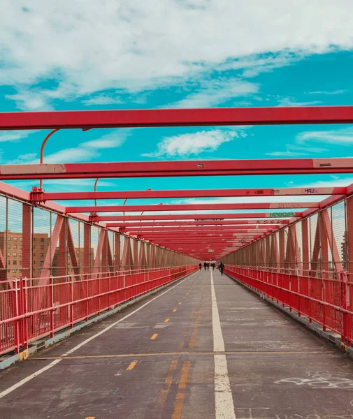 Primer Plano Puente Peatonal Acero Rojo Con Edificios Urbanos Vistos — Foto de Stock
