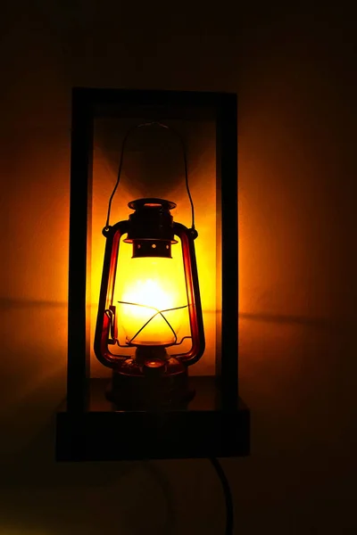 Eine Brennende Gelbe Lampe Einem Offenen Behälter Einem Dunklen Raum — Stockfoto