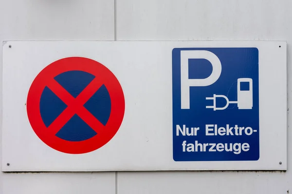 Stopping Sign German Text Only Electric Vehicles — Stockfoto