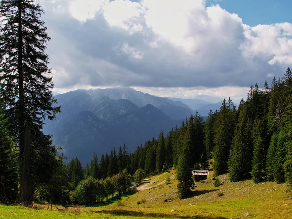 Paesaggio Montagne Rocciose Ricoperte Verde Sotto Luce Del Sole Cielo — Foto Stock
