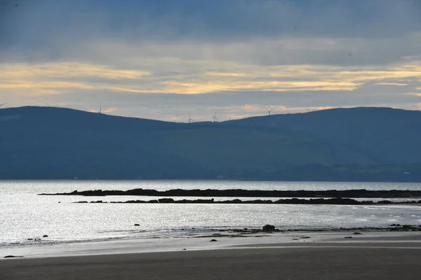 Прекрасне Спокійне Море Високими Горами Задньому Плані Заході Сонця — стокове фото