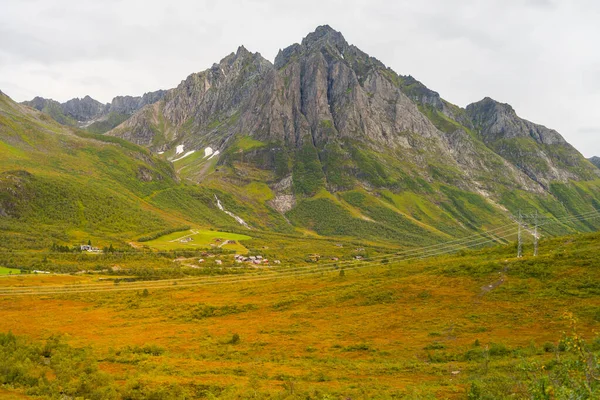 Ein Friedlicher Blick Auf Die Grünen Berge Norwegens — Stockfoto