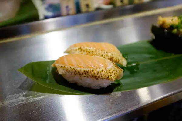 Delizioso Sashimi Salmone Una Foglia Verde — Foto Stock