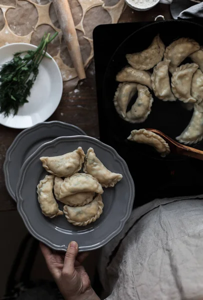 Una Mano Che Tiene Piatto Gnocchi Crudi Con Altri Gnocchi — Foto Stock