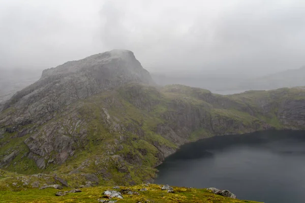 霧に覆われた山々の景色 ノルウェーのロフテン島 — ストック写真