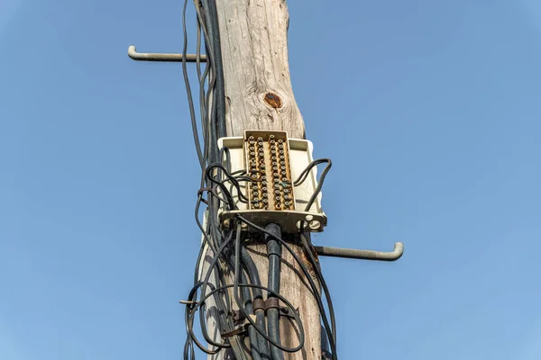 Close Velho Poste Elétrico Madeira Com Cabos Contra Céu Azul — Fotografia de Stock