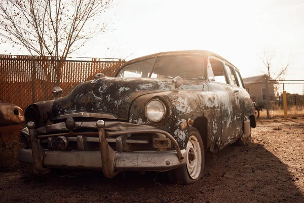 Coche Viejo Gruñón Abandonado Patio Trasero — Foto de Stock