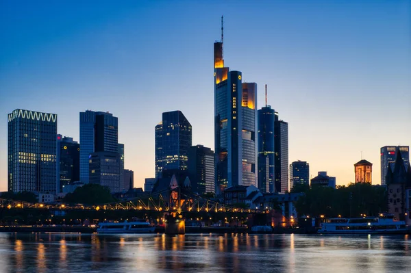 Uma Paisagem Urbana Frankfurt Cercada Por Luzes Noite Alemanha — Fotografia de Stock