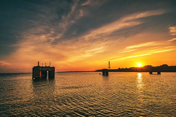 Belo Pôr Sol Acima Mar Com Algumas Silhuetas Construção — Fotografia de Stock