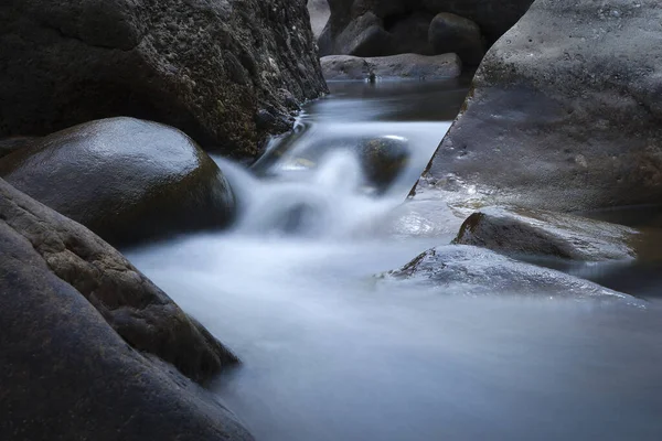 岩を流れる川の景色 — ストック写真
