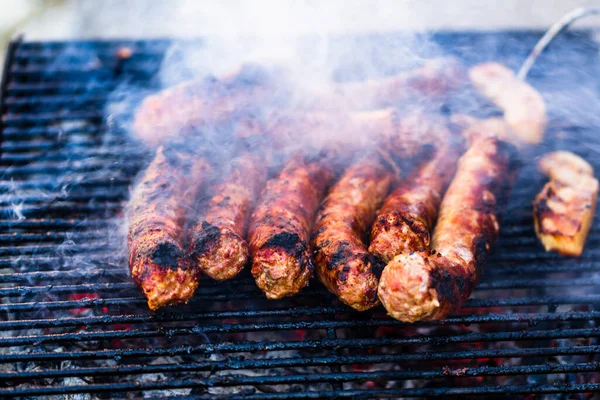 Lahodné Klobásy Grilované Dřevěném Uhlí Grilu — Stock fotografie