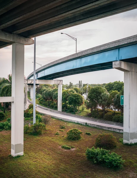 Una Autopista Vacía Entre Hermosos Paisajes Bajo Puente Del Skyway —  Fotos de Stock