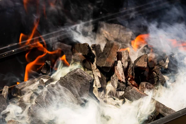 Fossa Barbecue Con Mattonelle Carbone Incandescente Fiammeggiante — Foto Stock