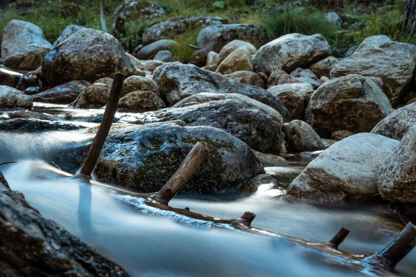 Ormanda Kaya Oluşumları Olan Güzel Bir Nehir Manzarası — Stok fotoğraf