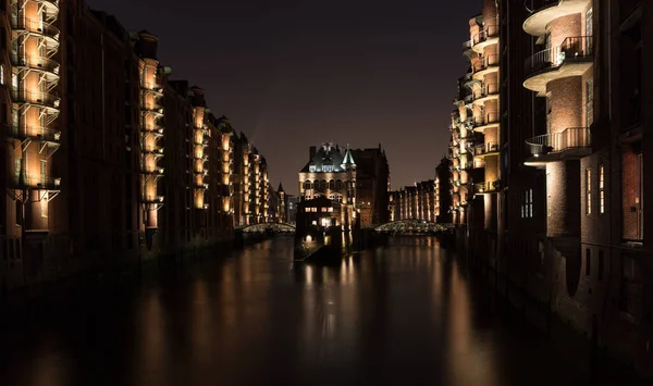 Vue Nuit Beaux Bâtiments Debout Juste Dans Rivière Hambourg Allemagne — Photo