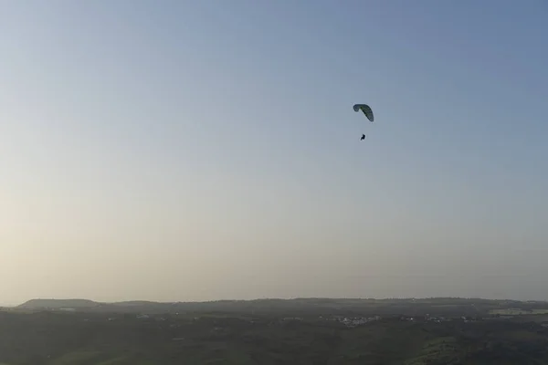 Belo Tiro Pára Quedista Voando Durante Pôr Sol Com Montanhas — Fotografia de Stock