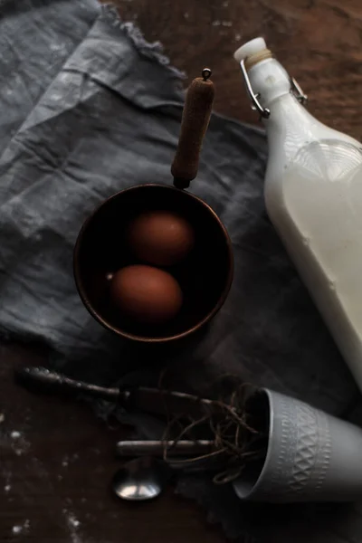 Uma Vista Superior Ovos Uma Garrafa Leite Utensílios Para Assar — Fotografia de Stock