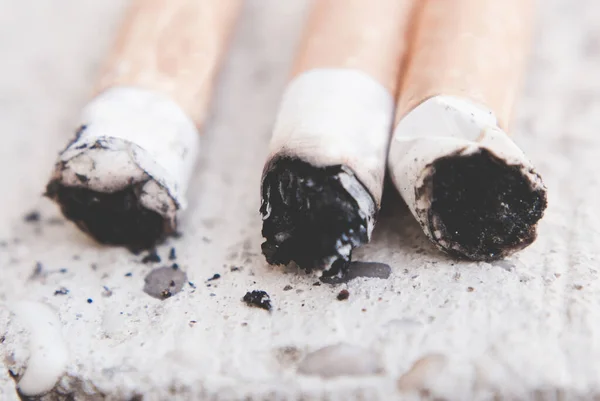 Enfoque Selectivo Cigarrillos Fumados Sobre Fondo Blanco — Foto de Stock