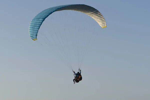 Vacker Bild Fallskärmshoppare Som Flyger Solnedgången Med Berg — Stockfoto