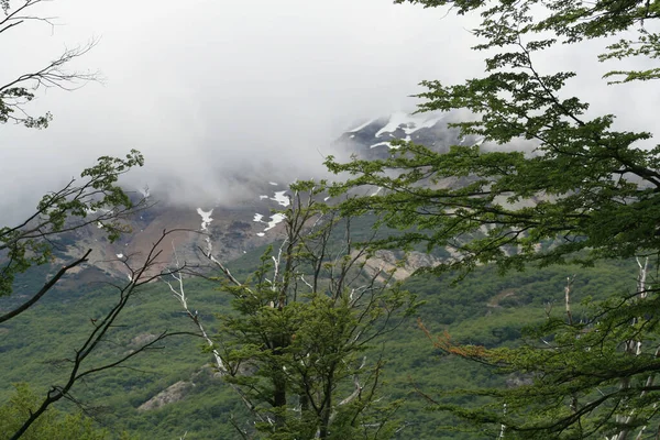 在雾蒙蒙的天空下 美丽的山景 — 图库照片