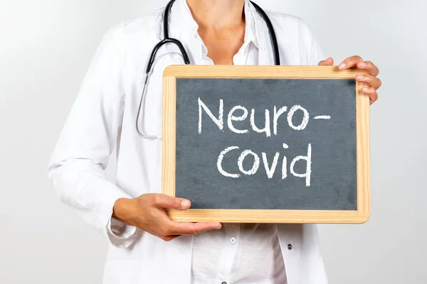 Nierozpoznawalny Lekarz Trzymający Małą Tablicę Napisem Neuro Covid — Zdjęcie stockowe