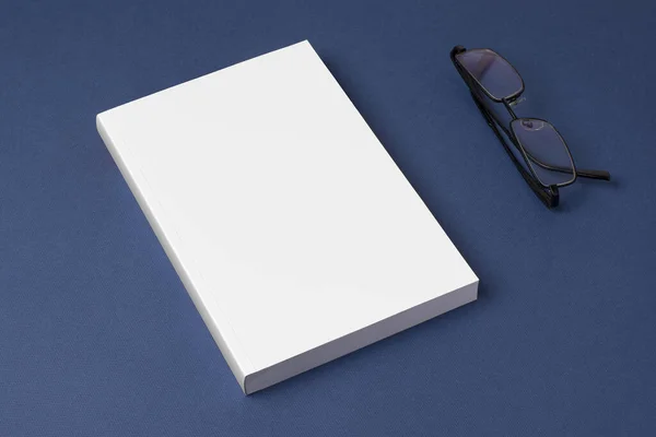 Livro Romance Fechado Com Capa Branco Uma Superfície Azul Com — Fotografia de Stock