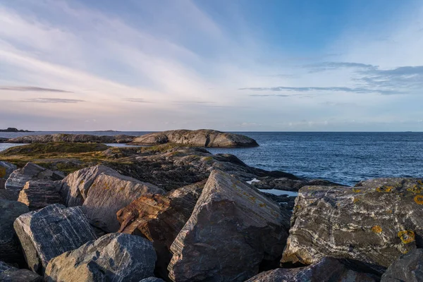 Uma Bela Paisagem Das Rochas Baía Junto Mar Noruega — Fotografia de Stock