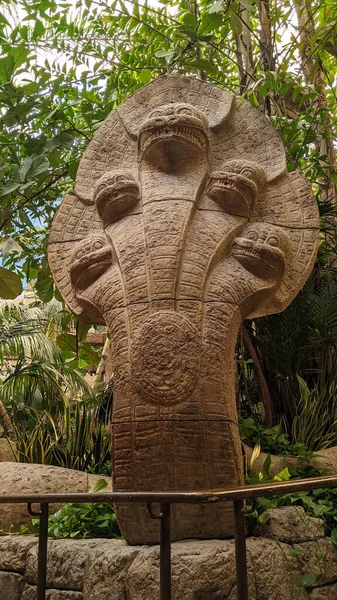 Vertical Shot Statue Garden Covered Greenery Mandalay Bay Usa — Stock Photo, Image