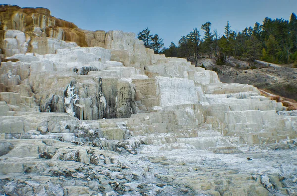 Krásná Šedobílá Skalnatá Hora Yellowstonském Národním Parku Wyomingu Usa — Stock fotografie