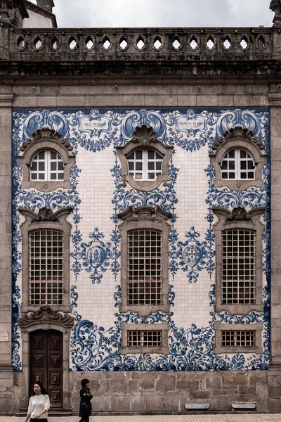 Знаменитый Плиточный Боковой Фасад Католической Церкви Игрежа Кармо Порту Португалия — стоковое фото