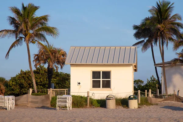 Pequeño Edificio Con Una Fachada Blanca Playa Deerfield Beach —  Fotos de Stock