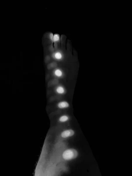 Muž Noha Noha Osvětlenými Světelné Body Švýcarsku — Stock fotografie